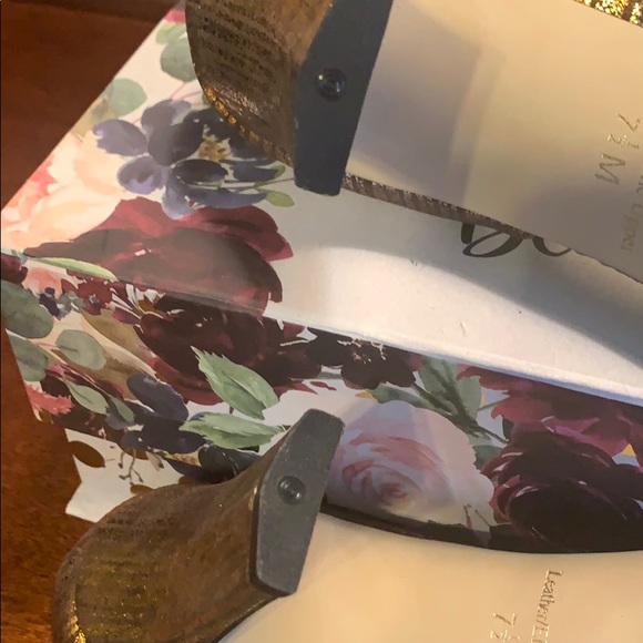 J. Renee Platinum, Gold, and silver pumps, Sz 7.5M - Picture 4 of 12